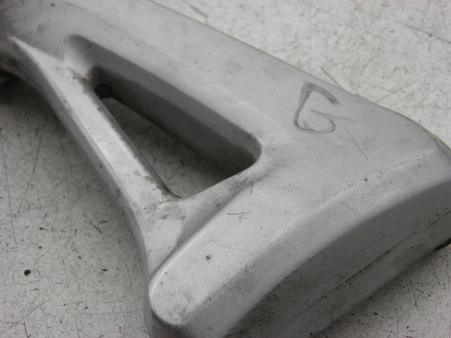 photo de PIASTRA PEDANA POSTERIORE SINISTRA SUZUKI SV S 650 (1999 - 2002)