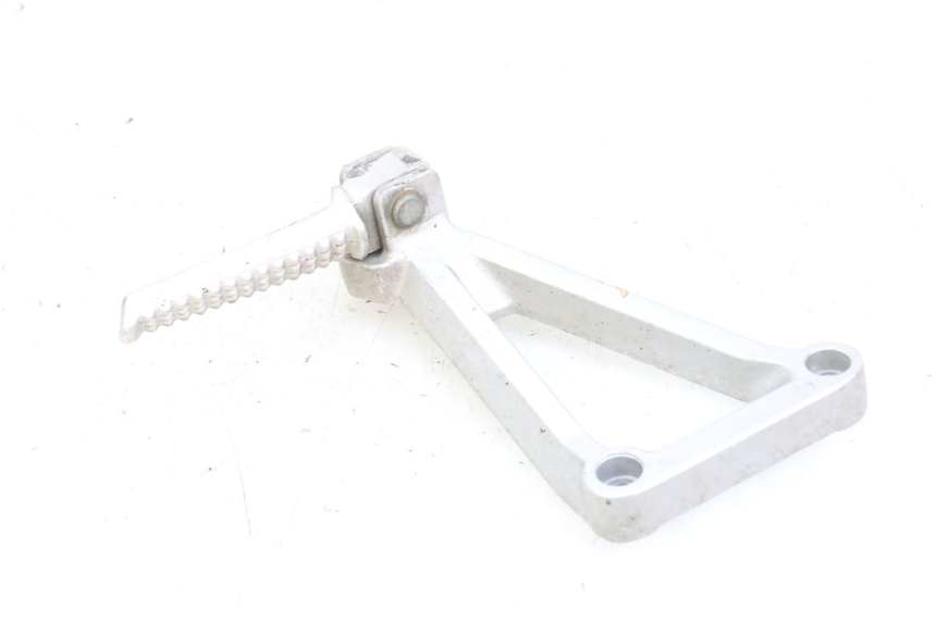 photo de PIASTRA PEDANA POSTERIORE SINISTRA DAELIM VJ ROADWIN FI 125 (2008 - 2017) - Primo piano tecnico