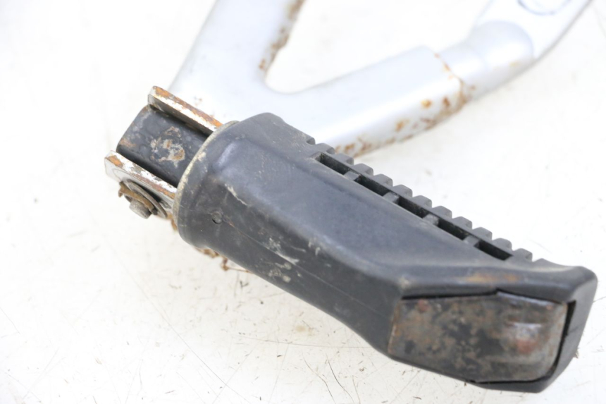 photo de PIASTRA PEDANA POSTERIORE SINISTRA HYOSUNG XRX 125 (2000 - 2008)