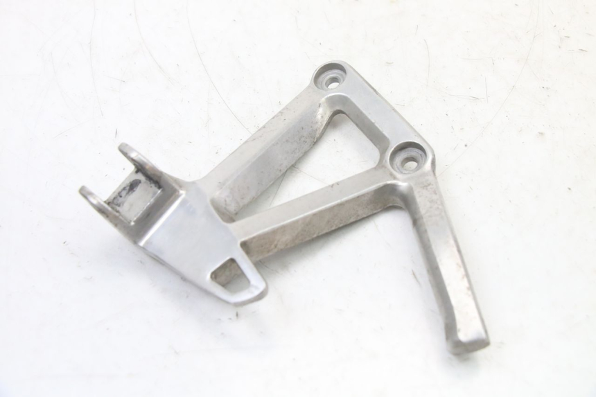 photo de PEDANA POSTERIORE SINISTRA SUPPORTO YAMAHA FZS FAZER 600 (2001 - 2003)