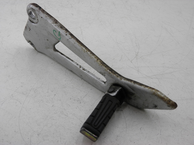 photo de Piastra poggiapiedi posteriore sinistra YAMAHA YBR 125 (2004 - 2006)