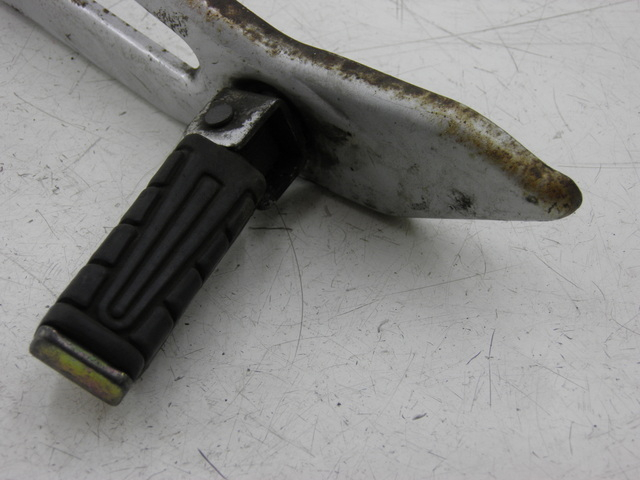 photo de Piastra poggiapiedi posteriore sinistra YAMAHA YBR 125 (2004 - 2006)