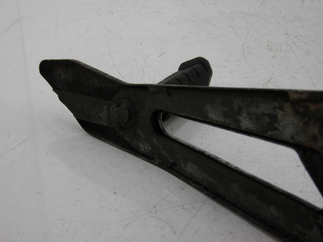 photo de Piastra poggiapiedi posteriore sinistra YAMAHA YBR 125 (2004 - 2006)