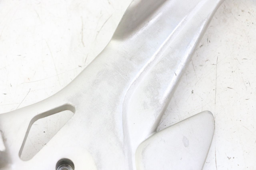 photo de PIASTRA DI SUPPORTO PEDALE ANTERIORE DESTRO HONDA CBF 500 (2004 - 2007)