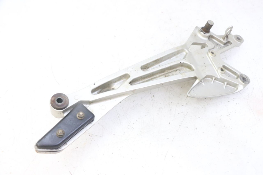 photo de PIASTRA DI SUPPORTO PEDALE ANTERIORE DESTRO HONDA CBF 500 (2004 - 2007)