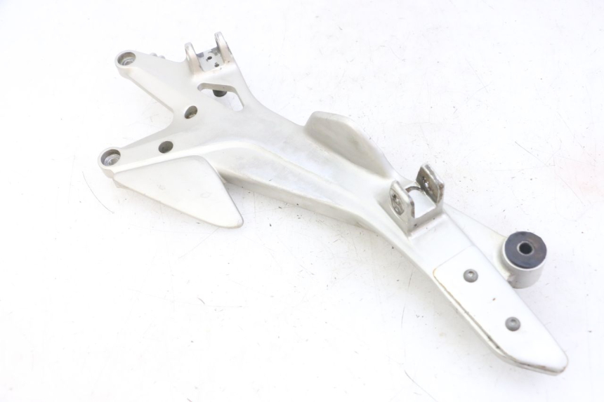 photo de PIASTRA DI SUPPORTO PEDALE ANTERIORE DESTRO HONDA CBF 500 (2004 - 2007)