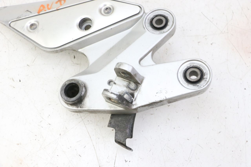 photo de PEDANA ANTERIORE DESTRA SUPPORTO YAMAHA FZ6 FAZER S2 600 (2007 - 2011)