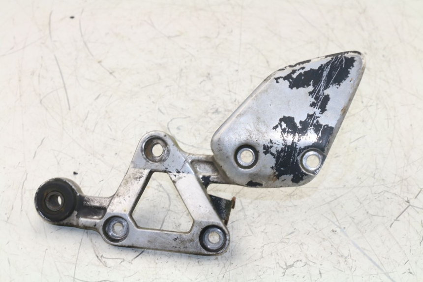 photo de PIASTRA DI SUPPORTO PEDANA ANTERIORE DESTRA YAMAHA FZS FAZER 600 (1998 - 2001)