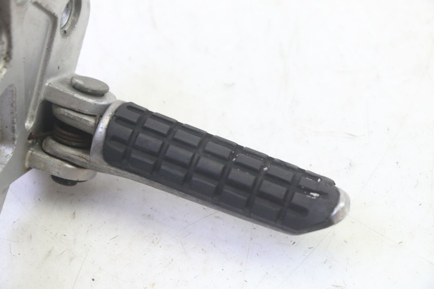 photo de PEDANA ANTERIORE DESTRA SUPPORTO KAWASAKI GPX R WARBIRD 600 (1988 - 1993) - Zoom sullo stato d'uso