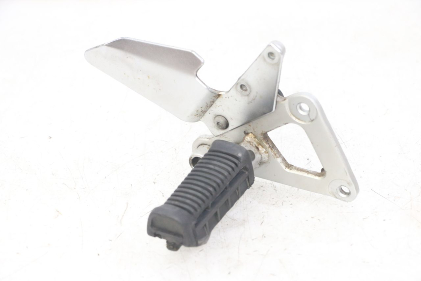 photo de PIASTRA PEDANA ANTERIORE DESTRA SUZUKI GS GSE 500 (2001 - 2003)