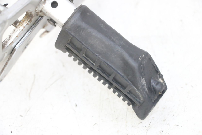 photo de PIASTRA PEDANA ANTERIORE DESTRA SUZUKI GS GSE 500 (2001 - 2003)