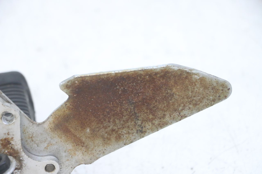 photo de PIASTRA PEDANA ANTERIORE DESTRA SUZUKI GS GSE 500 (2001 - 2003)