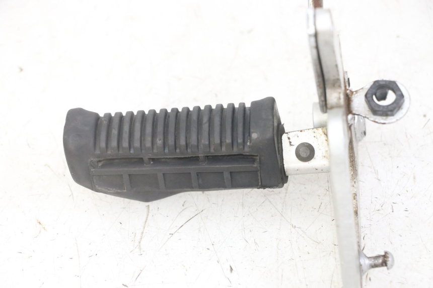 photo de PIASTRA PEDANA ANTERIORE DESTRA SUZUKI GS GSE 500 (2001 - 2003)