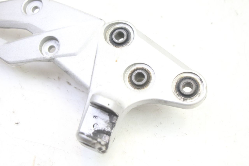 photo de PEDANA ANTERIORE DESTRA SUPPORTO SUZUKI GSR 750 (2011 - 2017)