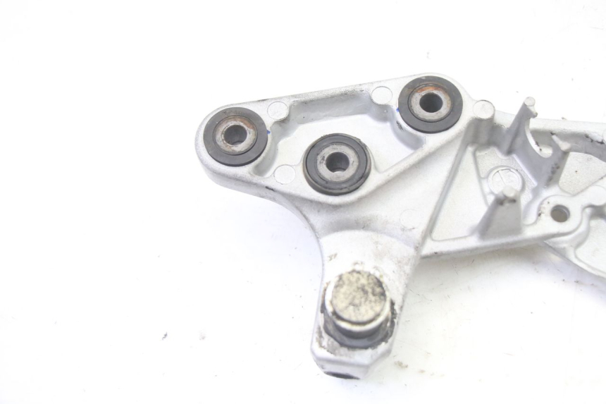 photo de PEDANA ANTERIORE DESTRA SUPPORTO SUZUKI GSR 750 (2011 - 2017)