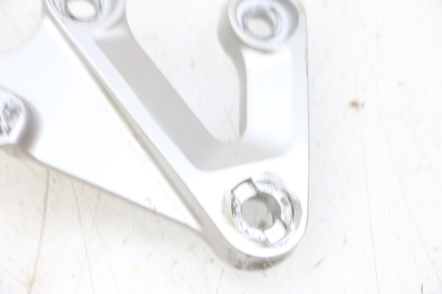 photo de PEDANA ANTERIORE DESTRA SUPPORTO SUZUKI GSXR GSX-R 1000 (2003 - 2004) - Dettaglio del componente