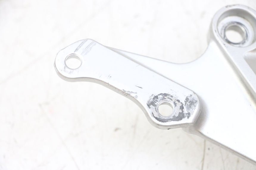 photo de PEDANA ANTERIORE DESTRA SUPPORTO SUZUKI GSXR GSX-R 1000 (2003 - 2004) - Zoom sullo stato d'uso