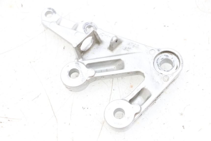 photo de PEDANA ANTERIORE DESTRA SUPPORTO SUZUKI GSXR GSX-R 1000 (2003 - 2004) - Primo piano tecnico