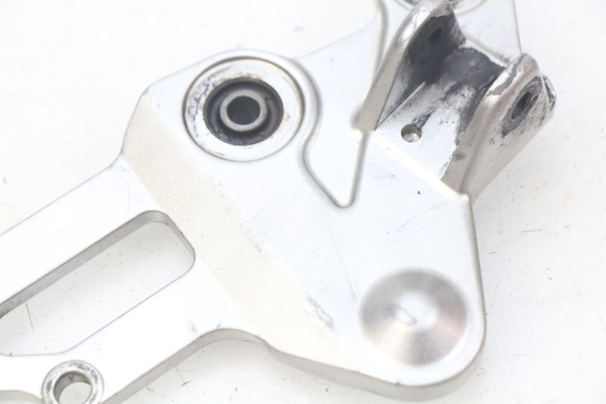 photo de PIASTRA DI SUPPORTO PEDALE ANTERIORE DESTRO YAMAHA MT-07 MT07 ABS 700 (2014 - 2017)