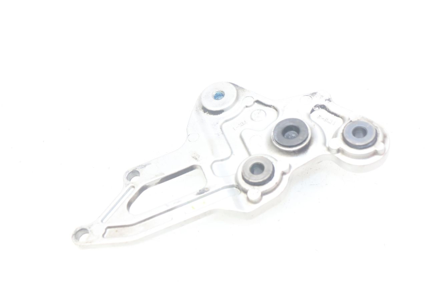 photo de PIASTRA DI SUPPORTO PEDALE ANTERIORE DESTRO YAMAHA MT-07 MT07 ABS 700 (2014 - 2017)