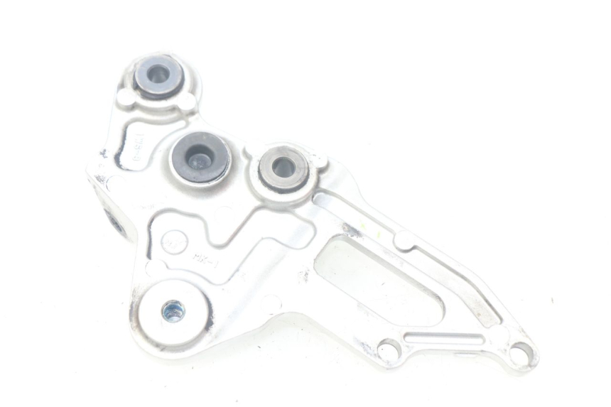 photo de PIASTRA DI SUPPORTO PEDALE ANTERIORE DESTRO YAMAHA MT-07 MT07 ABS 700 (2014 - 2017)