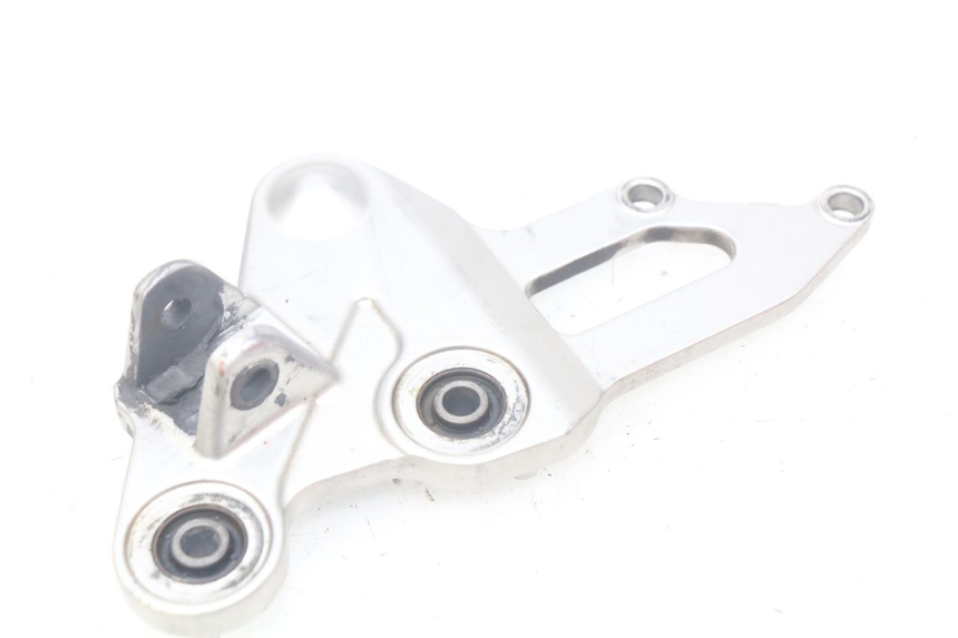 photo de PIASTRA DI SUPPORTO PEDALE ANTERIORE DESTRO YAMAHA MT-07 MT07 ABS 700 (2014 - 2017)