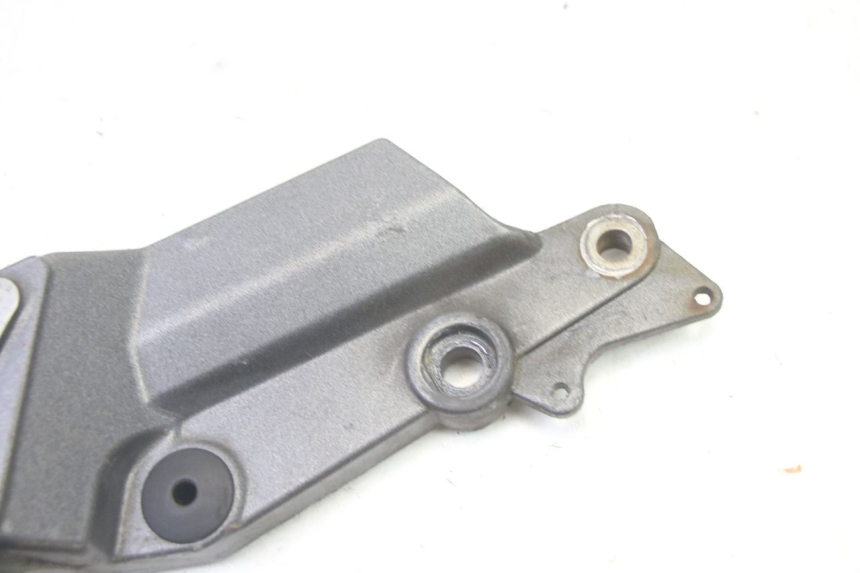 photo de PEDANA ANTERIORE DESTRA SUPPORTO TRIUMPH SPRINT 900 (1995 - 1998)