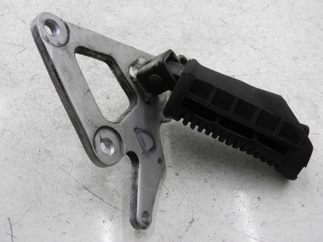 photo de PIASTRA PEDANA ANTERIORE DESTRA SUZUKI GS GSE 500 (2001 - 2003)