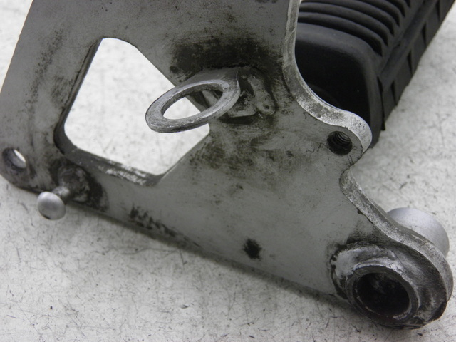 photo de PIASTRA PEDANA ANTERIORE DESTRA SUZUKI GS GSE 500 (2001 - 2003)