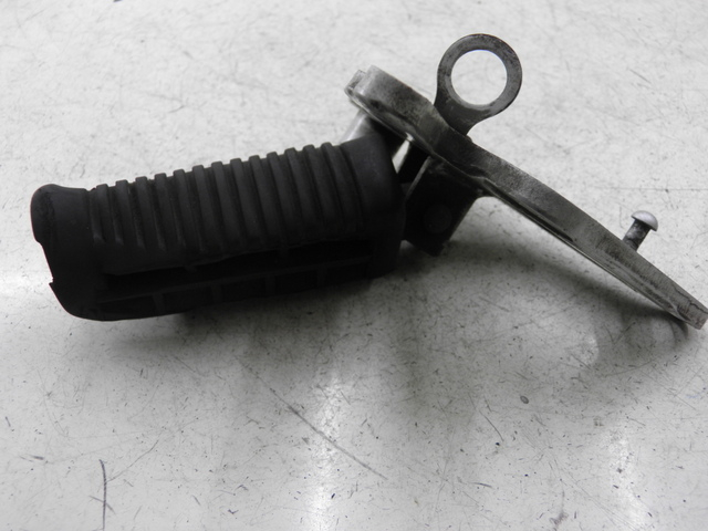 photo de PIASTRA PEDANA ANTERIORE DESTRA SUZUKI GS GSE 500 (2001 - 2003)