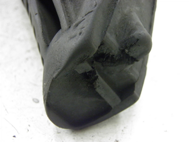 photo de PIASTRA PEDANA ANTERIORE DESTRA SUZUKI GS GSE 500 (2001 - 2003)