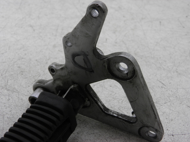 photo de PIASTRA PEDANA ANTERIORE DESTRA SUZUKI GS GSE 500 (2001 - 2003)