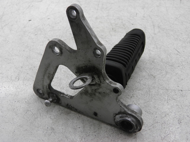 photo de PIASTRA PEDANA ANTERIORE DESTRA SUZUKI GS GSE 500 (2001 - 2003)