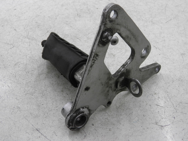 photo de PIASTRA PEDANA ANTERIORE DESTRA SUZUKI GS GSE 500 (2001 - 2003)
