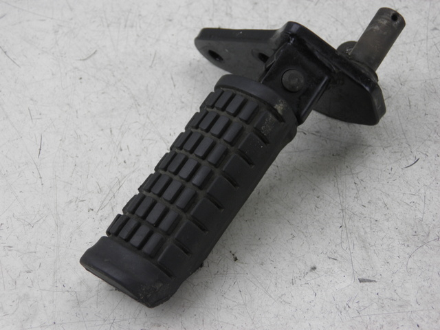 photo de PIASTRA PEDANA ANTERIORE DESTRA SUZUKI GZ MARAUDER 125 (1998 - 2004)