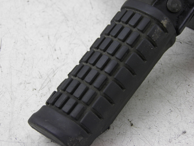 photo de PIASTRA PEDANA ANTERIORE DESTRA SUZUKI GZ MARAUDER 125 (1998 - 2004)