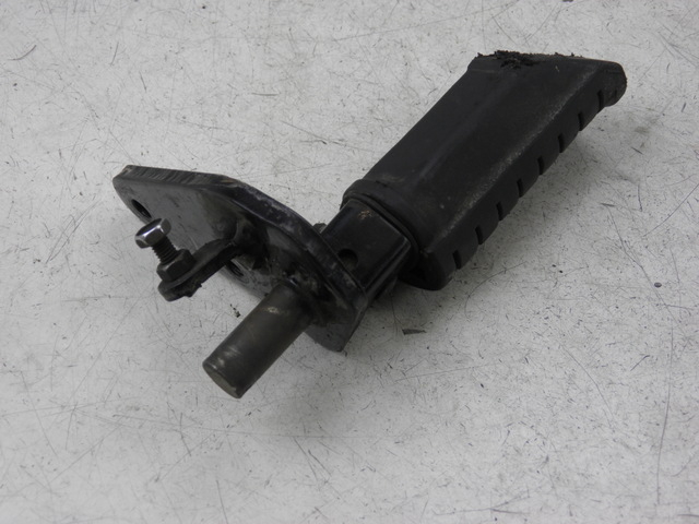 photo de PIASTRA PEDANA ANTERIORE DESTRA SUZUKI GZ MARAUDER 125 (1998 - 2004)