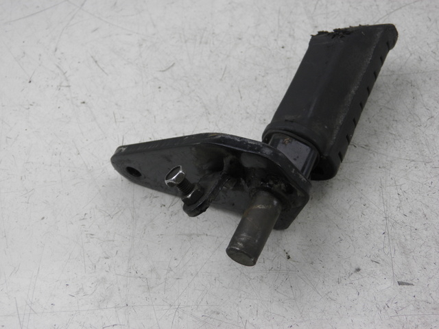 photo de PIASTRA PEDANA ANTERIORE DESTRA SUZUKI GZ MARAUDER 125 (1998 - 2004)