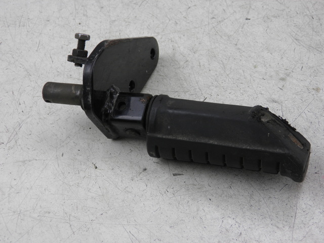 photo de PIASTRA PEDANA ANTERIORE DESTRA SUZUKI GZ MARAUDER 125 (1998 - 2004)