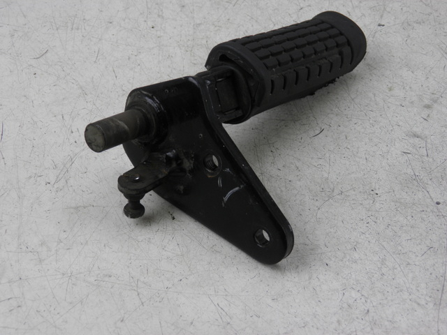 photo de PIASTRA PEDANA ANTERIORE DESTRA SUZUKI GZ MARAUDER 125 (1998 - 2004)