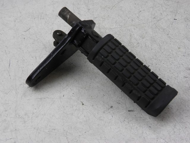 photo de PIASTRA PEDANA ANTERIORE DESTRA SUZUKI GZ MARAUDER 125 (1998 - 2004)