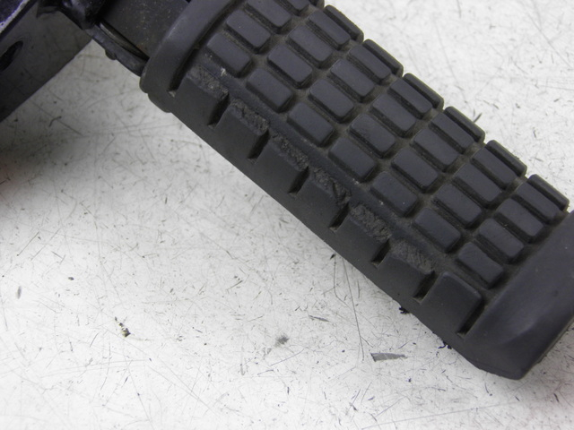 photo de PIASTRA PEDANA ANTERIORE DESTRA SUZUKI GZ MARAUDER 125 (1998 - 2004)