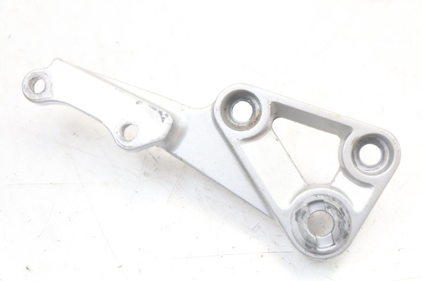 photo de PIASTRA DI SUPPORTO PEDALE ANTERIORE DESTRO SUZUKI SV N 650 (1999 - 2002)