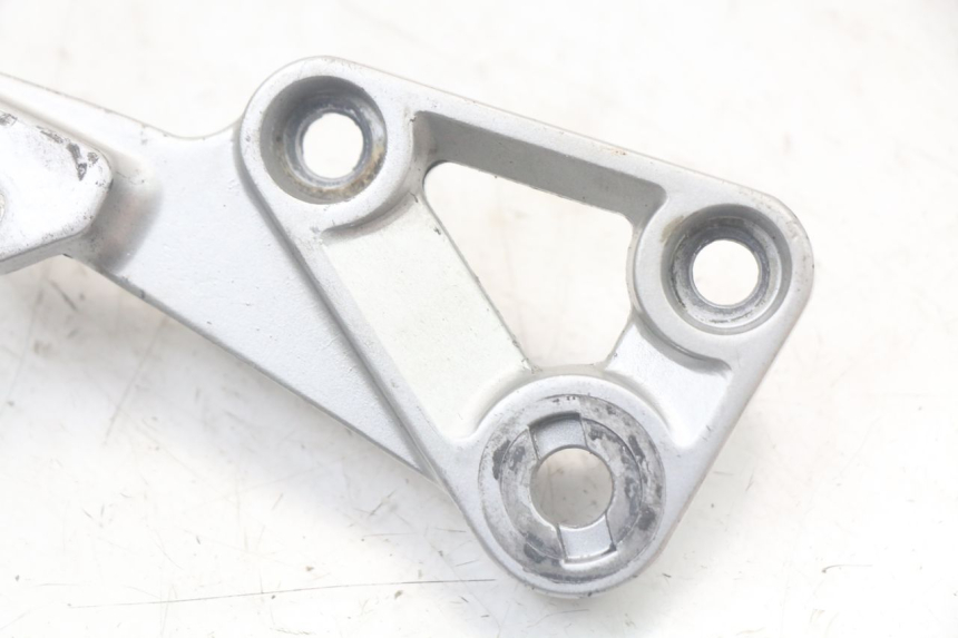 photo de PIASTRA DI SUPPORTO PEDALE ANTERIORE DESTRO SUZUKI SV N 650 (1999 - 2002)