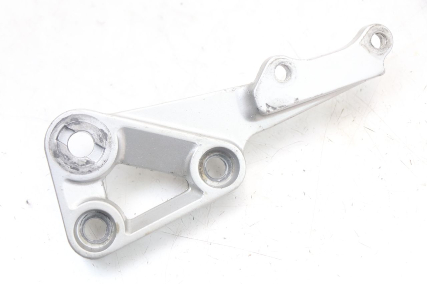 photo de PIASTRA DI SUPPORTO PEDALE ANTERIORE DESTRO SUZUKI SV N 650 (1999 - 2002)