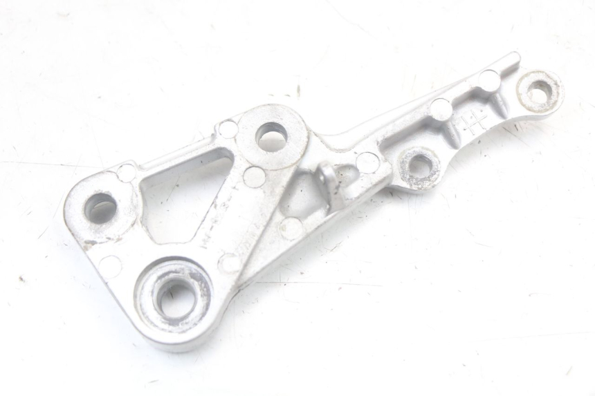 photo de PIASTRA DI SUPPORTO PEDALE ANTERIORE DESTRO SUZUKI SV N 650 (1999 - 2002)