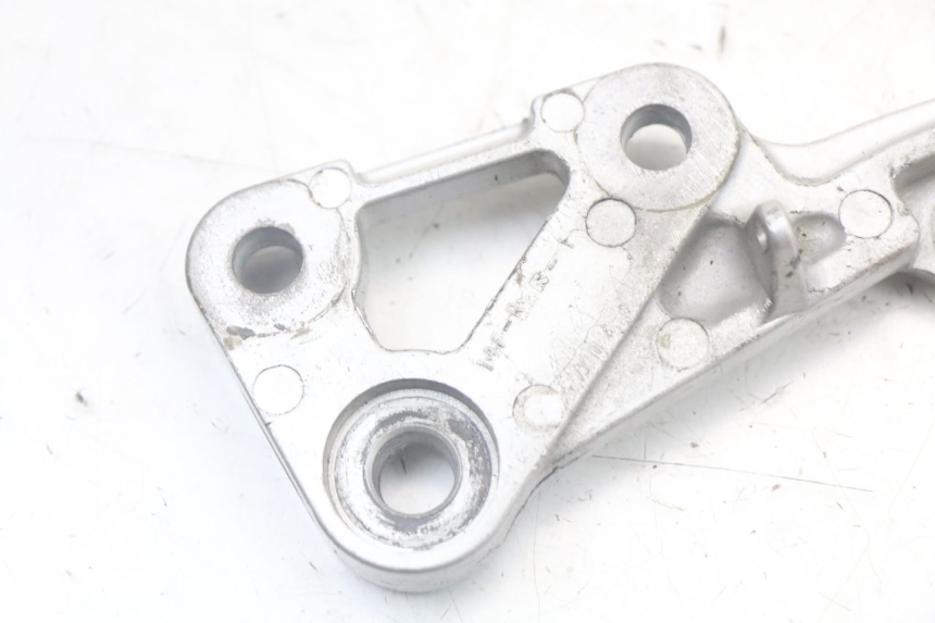 photo de PIASTRA DI SUPPORTO PEDALE ANTERIORE DESTRO SUZUKI SV N 650 (1999 - 2002)