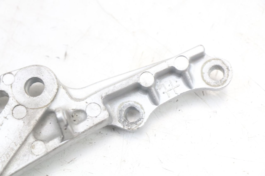 photo de PIASTRA DI SUPPORTO PEDALE ANTERIORE DESTRO SUZUKI SV N 650 (1999 - 2002)