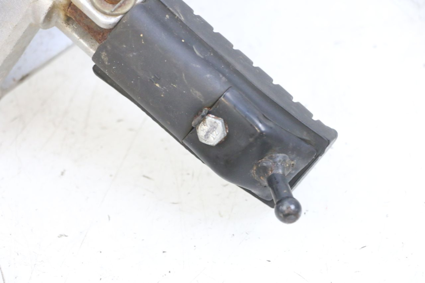 photo de PEDANA ANTERIORE DESTRA SUPPORTO DAELIM VJ ROADWIN FI 125 (2008 - 2017) - Zoom sullo stato d'uso