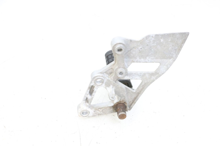 photo de PEDANA ANTERIORE DESTRA SUPPORTO DAELIM VJ ROADWIN FI 125 (2008 - 2017) - Primo piano tecnico